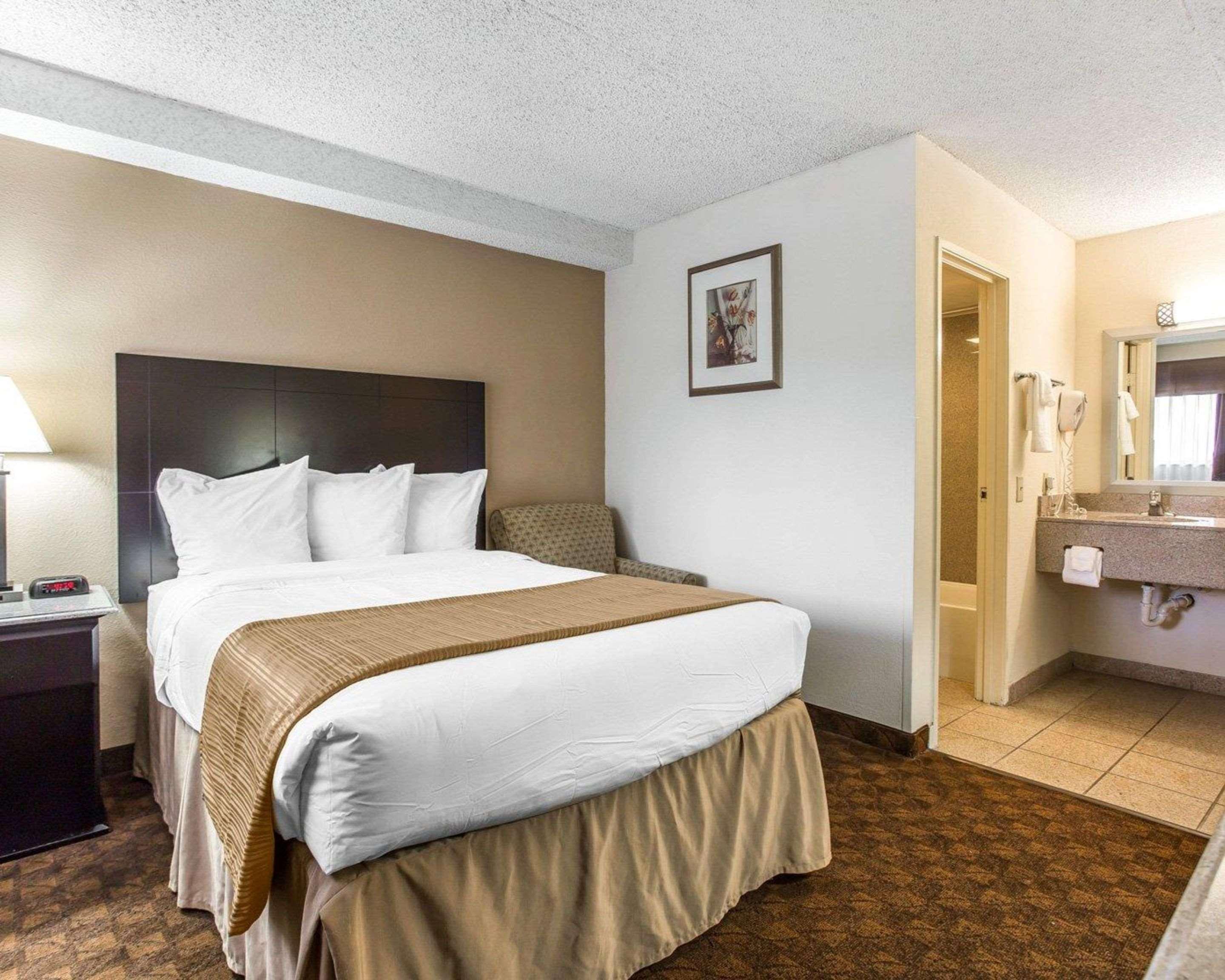 Quality Inn & Suites Coliseum Greensboro Exterior photo