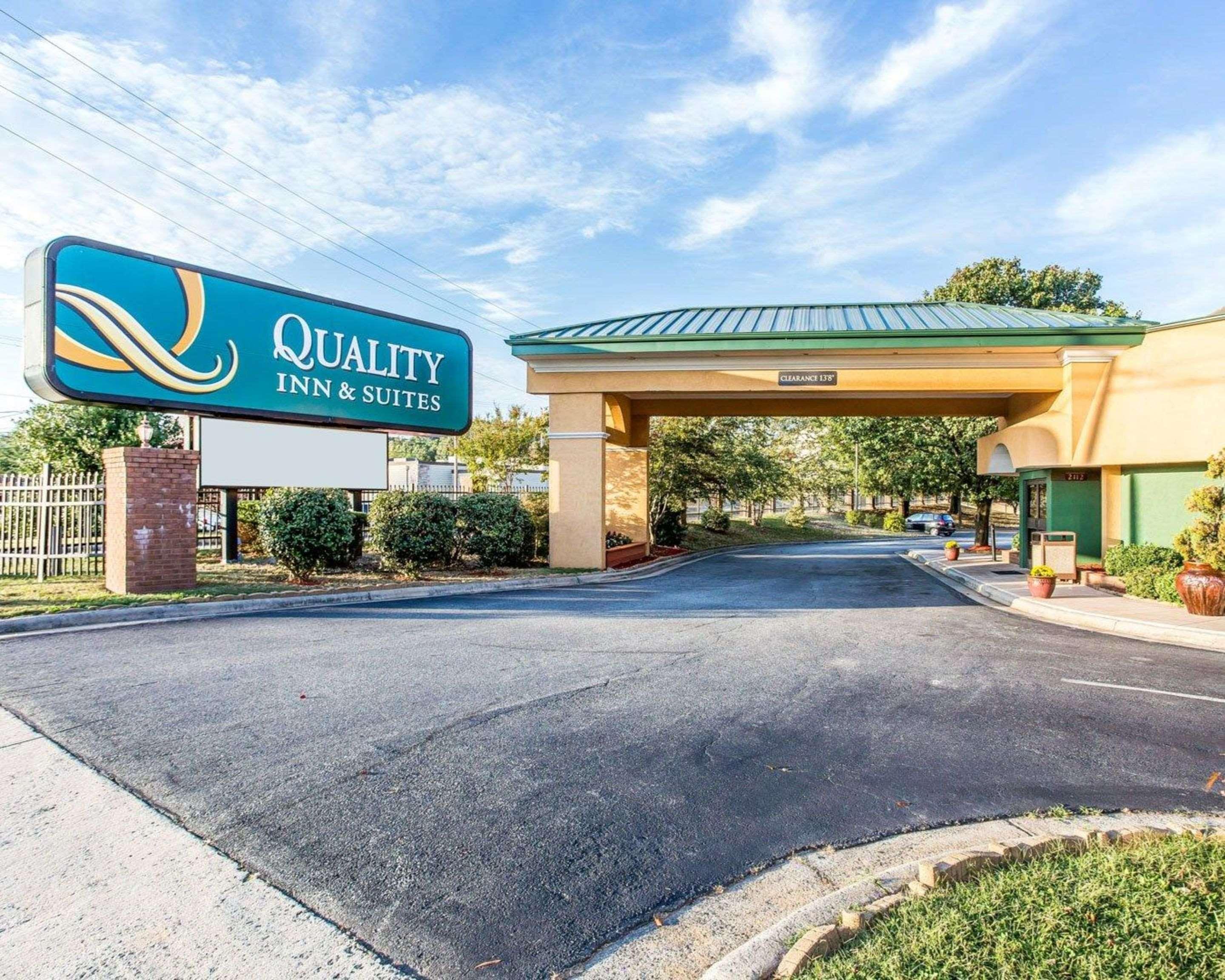 Quality Inn & Suites Coliseum Greensboro Exterior photo